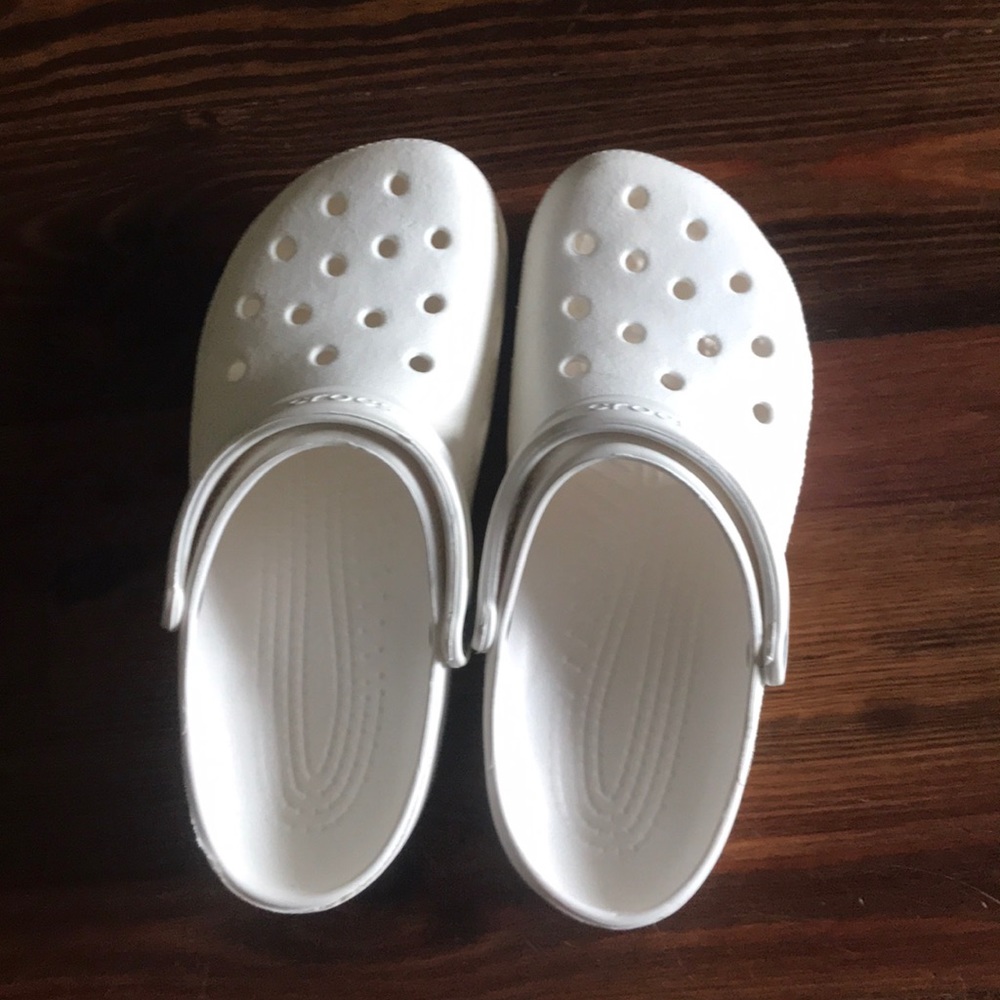 White Crocs Men’s 9 Women’s 11